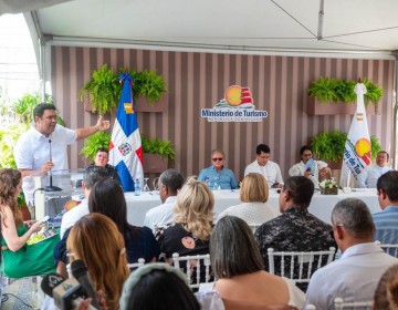 Alcalde solicita destacamento de Politur y 4 km de carretera en Los Memisos-Santana