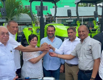 Ministerio Agricultura entrega 6 tractores nuevos e inicia plan de siembra en El Seibo