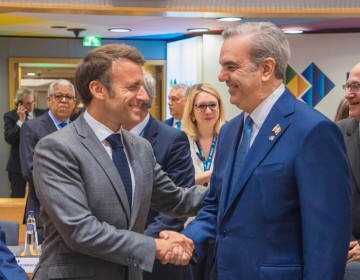 Presidentes Abinader y Macron dialogan por varios minutos en Cumbre UE-Celac