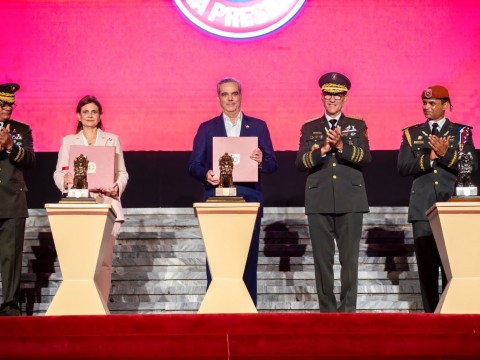 Abinader y Raquel Pe&ntilde;a encabezan aniversario del 1er. Regimiento Dominicano Guardia Presidencial