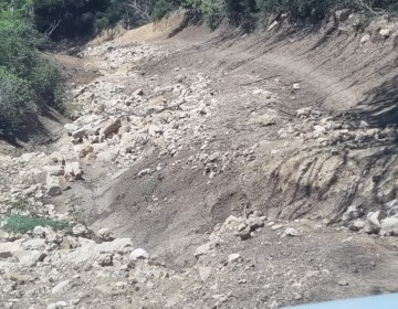 Comunitarios piden intervenci&oacute;n MOPC por mal estado de calle en Loma de Solim&aacute;n, Montecristi