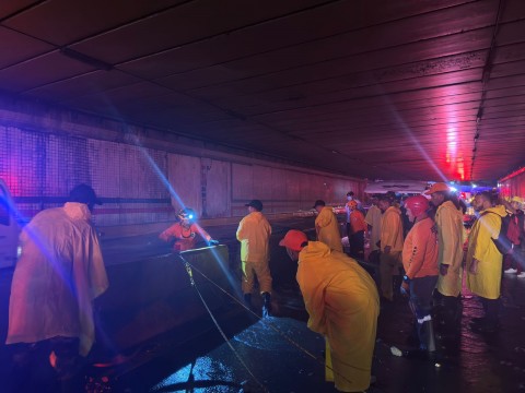 Bomberos DN auxilian afectados por pared desnivel G&oacute;mez con 27 de Febrero 