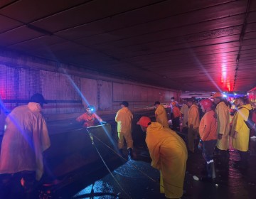 Bomberos DN auxilian afectados por pared desnivel G&oacute;mez con 27 de Febrero 