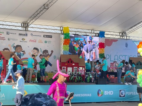 Alcald&iacute;a del DN realiza cuarta entrega de Pl&aacute;sticos por Juguetes
