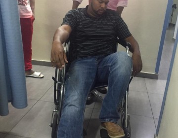 Esposa de t&eacute;cnico de Claro dice fue llevado a centro m&eacute;dico con un hematoma en un brazo y un pie