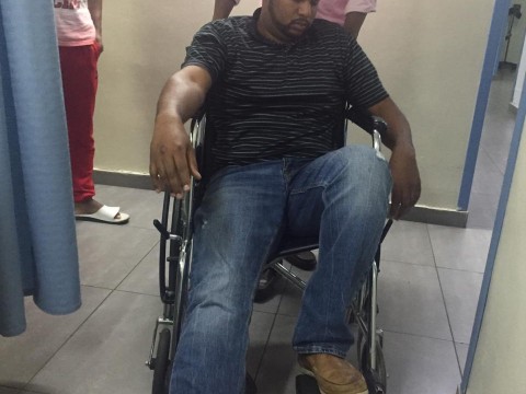 Esposa de t&eacute;cnico de Claro dice fue llevado a centro m&eacute;dico con un hematoma en un brazo y un pie