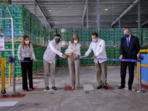 Cervecer&iacute;a inaugura centro de distribuci&oacute;n con la presencia de Raquel Pe&ntilde;a e Ito Bison&oacute;.