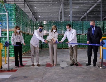Cervecer&iacute;a inaugura centro de distribuci&oacute;n con la presencia de Raquel Pe&ntilde;a e Ito Bison&oacute;.