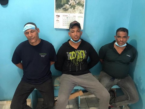 Armada de Rep&uacute;blica Dominicana apresa a tres hombres, ocupando armas de alto calibre, radios de comunicaci&oacute;n y dinero