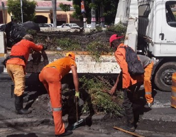bras P&uacute;blicas realiza labores de limpieza en edificaciones deterioradas