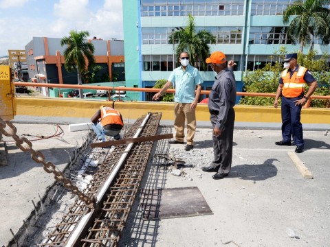 Deligne Ascenci&oacute;n anuncia la realizaci&oacute;n de un amplio programa de pavimentaci&oacute;n y bacheo en el Gran Santo Domingo