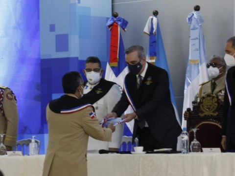 Presidente exhorta a militares y polic&iacute;as a trabajar juntos