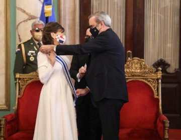 Presidente Abinader otorga la Orden al m&eacute;rito de Duarte, S&aacute;nchez y Mella a embajadora de EE.UU.
