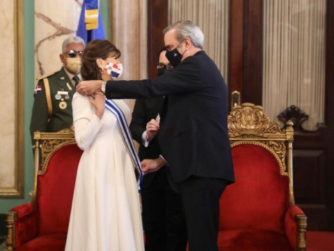 Presidente Abinader otorga la Orden al m&eacute;rito de Duarte, S&aacute;nchez y Mella a embajadora de EE.UU.