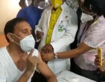 Dr. Cruz Jimini&aacute;n se vacuna contra el COVID-19, motiva a los ciudadanos a ponersela 