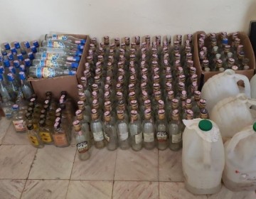 Polic&iacute;a Nacional apresa hombre se dedicaba a producir bebidas adulteradas en San Pedro de Macor&iacute;s