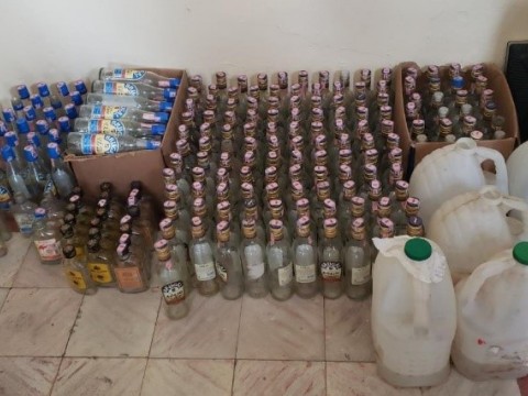 Polic&iacute;a Nacional apresa hombre se dedicaba a producir bebidas adulteradas en San Pedro de Macor&iacute;s
