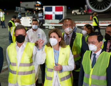 Gobierno recibe 768 mil vacunas procedentes de China