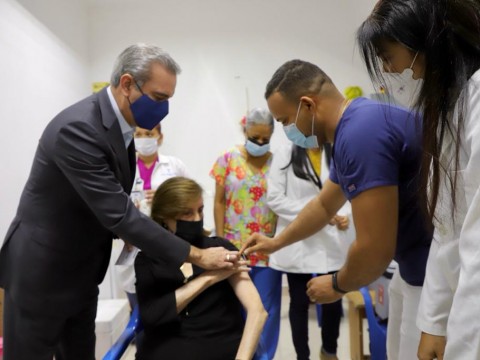 El presidente Abinader acompa&ntilde;a a su madre a vacunarse contra el COVID-19