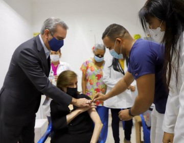 El presidente Abinader acompa&ntilde;a a su madre a vacunarse contra el COVID-19