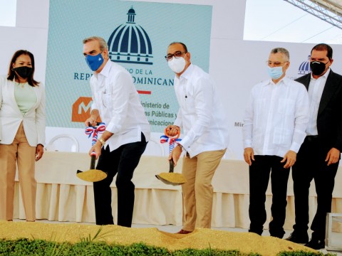 Presidente Abinader da el primer palazo para dejar iniciados los trabajos de ampliaci&oacute;n autopista a San Isidro por un monto superior a los 800 millones de pesos.
