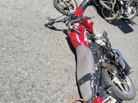 Choque entre veh&iacute;culo de la escolta de la vicepresidenta y motocicleta deja un muerto y un herido