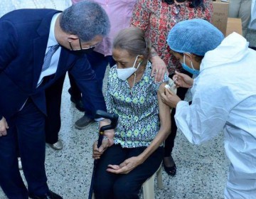 Leonel Fern&aacute;ndez: Hoy acompa&ntilde;&eacute; a mi madre, do&ntilde;a Yolanda, a vacunarse contra la Covid-19 