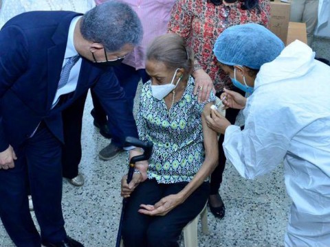 Leonel Fern&aacute;ndez: Hoy acompa&ntilde;&eacute; a mi madre, do&ntilde;a Yolanda, a vacunarse contra la Covid-19 