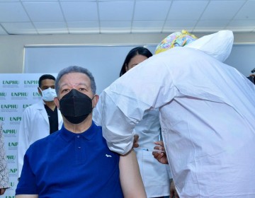 Expresidente Leonel Fern&aacute;ndez se vacuna contra COVID-19