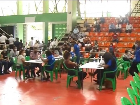 Jovenes abarrotan gradas del centro Ol&iacute;mpico para inocularse contra el COVID 19