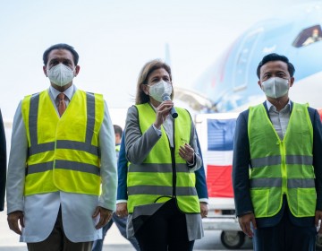 Llegan 1mill&oacute;n y medio de vacunas desde China, tambien  donaci&oacute;n de guantes, mascarillas y trajes especiales 