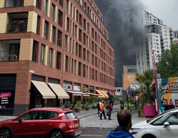 Gran incendio y explosi&oacute;n en un puente de tren en Londres