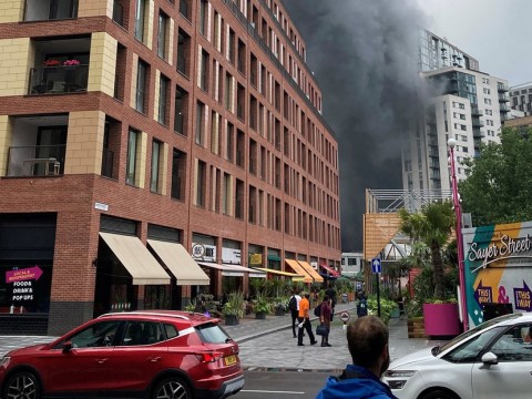 Gran incendio y explosi&oacute;n en un puente de tren en Londres