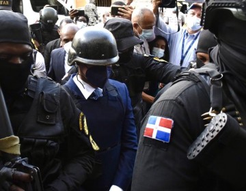 Jean Alain llega a ciudad nueva esposado, con chaleco antibalas y casco antimot&iacute;n