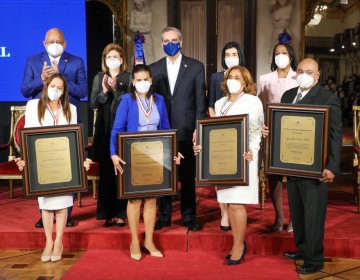 Presidente Abinader distingue a docentes en D&iacute;a del Maestro y reafirma compromiso con educaci&oacute;n digna &nbsp;