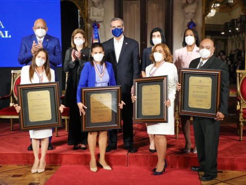 Presidente Abinader distingue a docentes en D&iacute;a del Maestro y reafirma compromiso con educaci&oacute;n digna &nbsp;