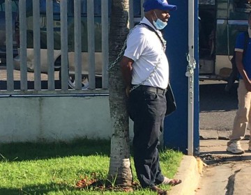 Hombre se encadena frente a la DPS en Monte Plata para exigir pago de salario 