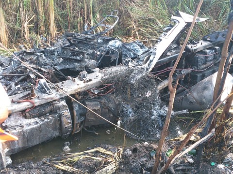 Chofer de cami&oacute;n pierde control impacta con poste del tenido el&eacute;ctrico y fallecen  3 calcinados.
