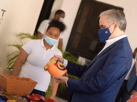Ministro de Trabajo abre exposici&oacute;n bazar &ldquo;Colores, Formas y Texturas&rdquo;