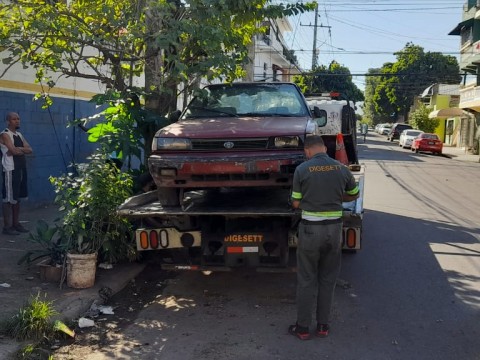 DIGESETT retira chatarras que obstaculizan el tr&aacute;nsito y coloca muros new jersey en aperturas improvisadas