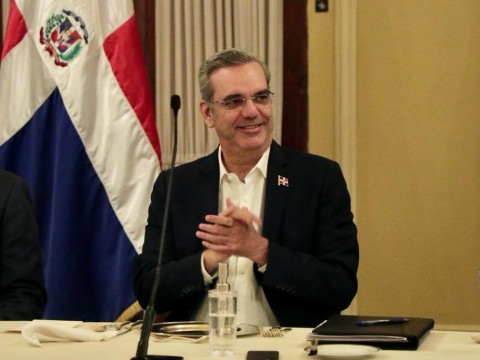 Presidente Abinader se re&uacute;ne con due&ntilde;os de compa&ntilde;&iacute;as de cables del pa&iacute;s