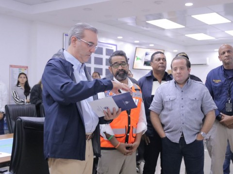Presidente Abinader recibe informe de la Defensa Civil sobre los albergues y las personas evacuadas por los efectos de Fiona