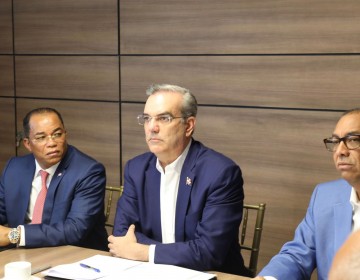 Presidente Abinader pasa revista junto al ministro de Obras P&uacute;blicas de la parte del plan de reconstrucci&oacute;n que corresponde a ese Ministerio