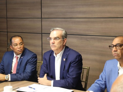 Presidente Abinader pasa revista junto al ministro de Obras P&uacute;blicas de la parte del plan de reconstrucci&oacute;n que corresponde a ese Ministerio