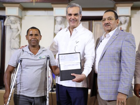 Presidente Abinader entrega ayuda directa a 360 productores afectados por hurac&aacute;n Fiona