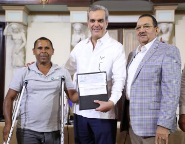 Presidente Abinader entrega ayuda directa a 360 productores afectados por hurac&aacute;n Fiona