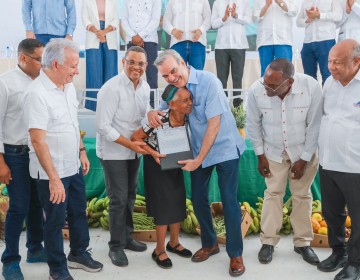 Presidente Abinader beneficia once mil personas con entrega de 2,765 certificados de t&iacute;tulos de viviendas y solares en Los Alcarrizos