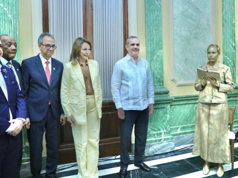 En D&iacute;a Nacional del Poeta presidente Abinader recibe a poetas dominicanos en Palacio Naciona
