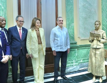 En D&iacute;a Nacional del Poeta presidente Abinader recibe a poetas dominicanos en Palacio Naciona