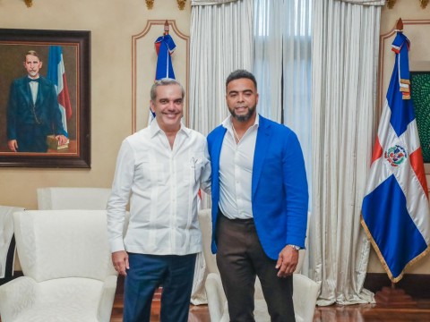 Presidente Luis Abinader recibe en el Palacio Nacional a Nelson Cruz